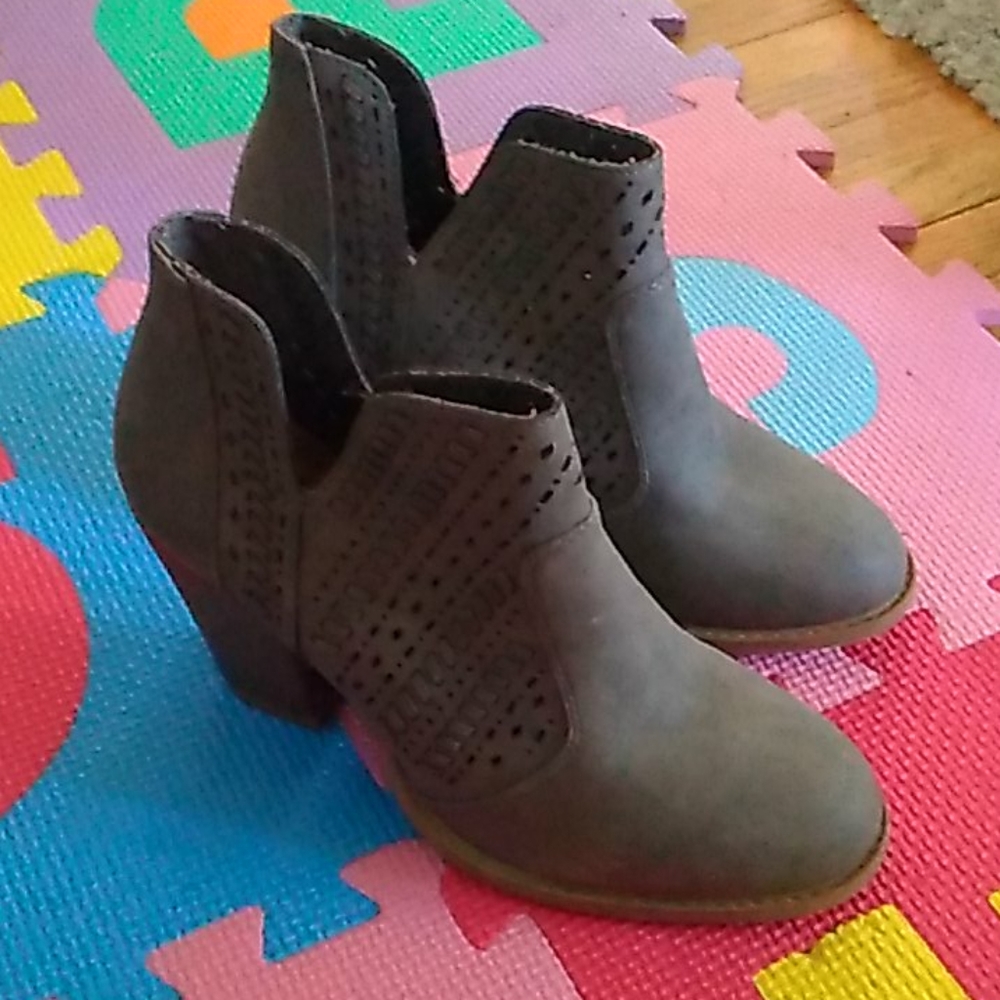Daisy Fuentes heeled booties